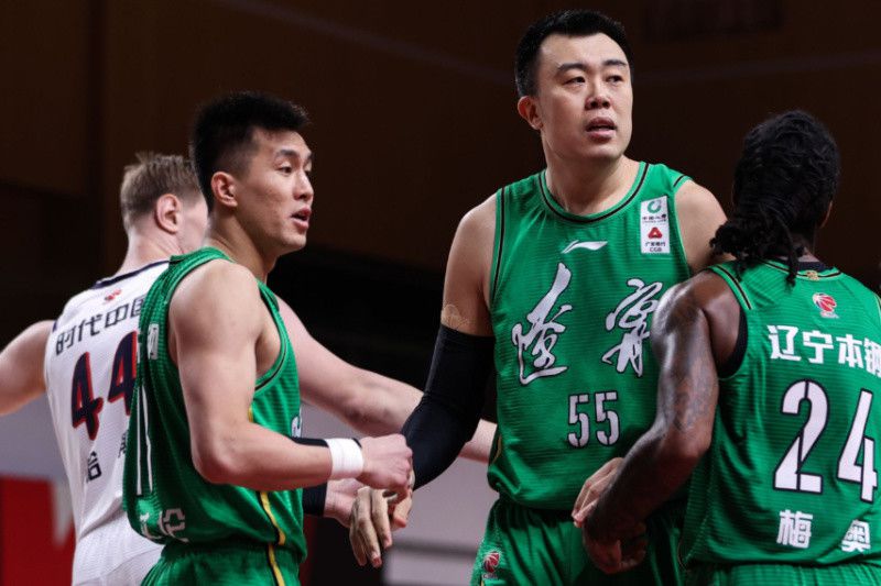 神水宫是江湖中的传说，它历来不介入江湖纷争，亦没有人知道它的真身事实在何处。近日来，武林帮派的各年夜帮主接连由于中了神水宫的天一神水之毒而命丧鬼域，一贯风骚俶傥的楚留喷鼻（狄龙 饰）则被误解为了神水宫的爪牙而遭到鄙弃。                                  　　为了洗清冤情，楚留喷鼻决议和李红袖等人查询拜访事务的本相，在一番挫折以后，楚留喷鼻总算得以打进了神水宫的内部，却发现这里简直是平静之地。本来，所有的命案都系楚留喷鼻旧日的老友无花僧人所为，但是，当楚留喷鼻想要分开神水宫将本相公之于众时，却遭到了神水宫主的谢绝，只由于楚留喷鼻得知了她有一私生女的奥秘。